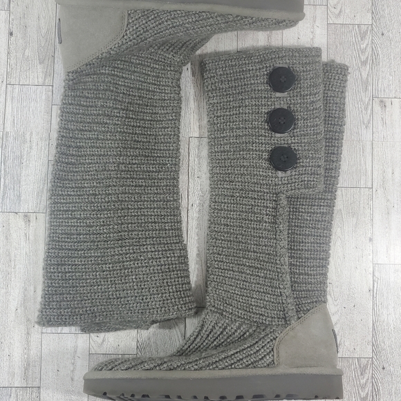Ugg Womens 8 Classic Cardy Gray Ribbed Knit Boots Button Detail Sheepskin Lining - Picture 1 of 8